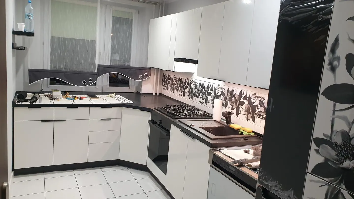 Kuchnia na wymiar w układzie L z blatem i zabudową AGD